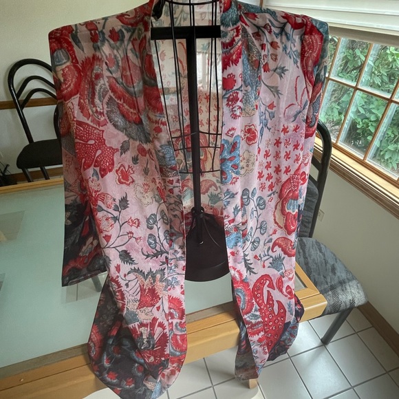 Kimono gorgeous and light. Perfect for summer weather and flowing with color - Picture 2 of 3